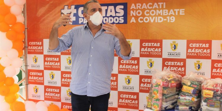 Prefeitura do Aracati realiza entrega simbólica de Vale Gás e Cestas Básicas