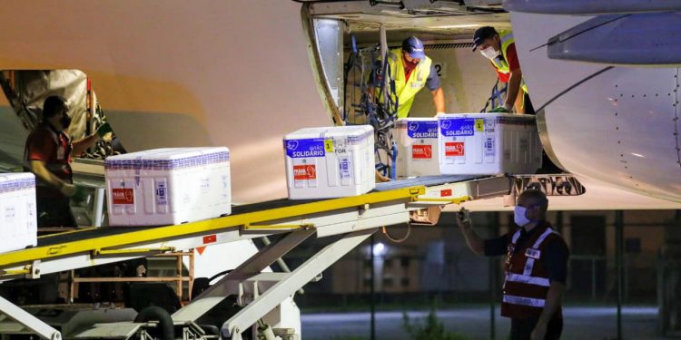 Estado do Ceará recebe 14° lote de vacinas contra a Covid na madrugada desta sexta (16)