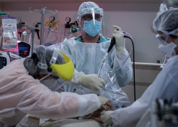 Número de casos de Covid se estabiliza no Brasil, mas segue entre maiores do mundo