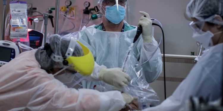 Número de casos de Covid se estabiliza no Brasil, mas segue entre maiores do mundo