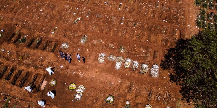 Brasil chega a 400 mil mortos por Covid com inépcia do governo federal