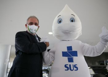 Ministro da Saúde reduz quase pela metade previsão de vacina para abril