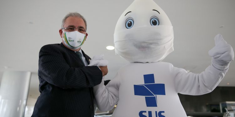 Ministro da Saúde reduz quase pela metade previsão de vacina para abril