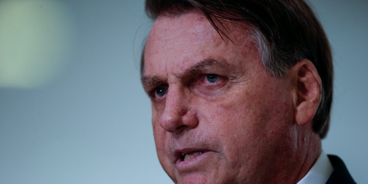 A generais Bolsonaro repete ‘meu Exército’ e diz que ele e militares sempre irão agir dentro da Constituição