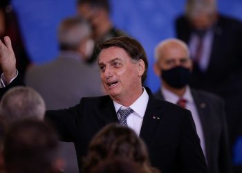 Vou ter que sair na porrada com um bosta desses, diz Bolsonaro sobre senador que pediu CPI da Covid