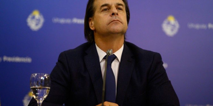 Presidente do Uruguai é criticado por mediação de vacinas para Conmebol