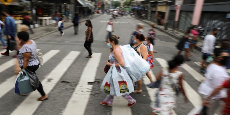 Impacto do novo auxílio emergencial no comércio deve ser 8 vezes menor