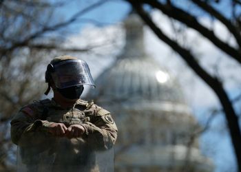 Acessos ao Capitólio são fechados; motorista joga carro contra polícia
