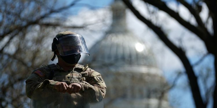 Acessos ao Capitólio são fechados; motorista joga carro contra polícia