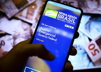 Auxílio menor começa a ser pago no momento de piora da pandemia