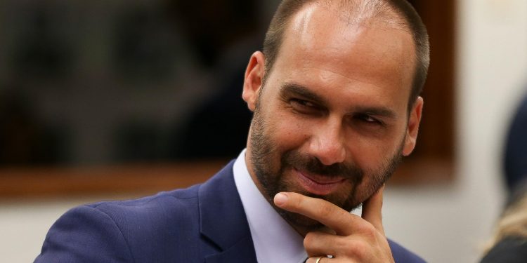 Relator pede arquivamento de processo contra Eduardo Bolsonaro por declarações sobre o AI-5