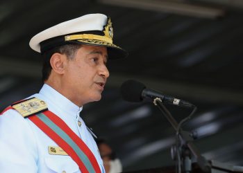Almirante Almir Garnier assume o comando da Marinha