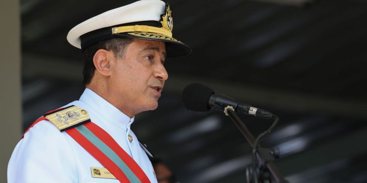 Almirante Almir Garnier assume o comando da Marinha