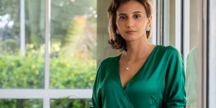 Filha que Aracati abraçou, escritora Nadyegida lança livro de contos inspirados na cidade; confira entrevista