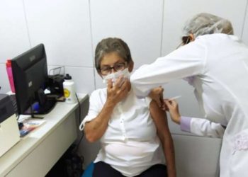 Vacinação é eficaz, mas cidadão precisa colaborar assumindo responsabilidades, orientam especialistas