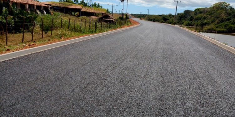 Novo trecho da CE-371 entre Aracati e Itaiçaba está pronto para receber sinalização