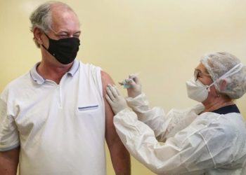 Ciro Gomes é vacinado contra a Covid-19 e diz que se emocionou com profissionais de saúde