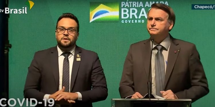 Bolsonaro ataca PT e diz estar se lixando para 2022