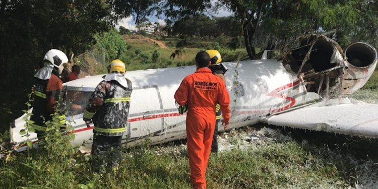 Avião cai no Aeroporto da Pampulha, em Belo Horizonte