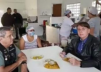 Forças Armadas devem começar a vacinar população, diz Bolsonaro