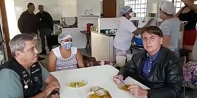 Forças Armadas devem começar a vacinar população, diz Bolsonaro