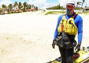 Canoísta sai em missão de atravessar litoral brasileiro e passa por praias do Ceará
