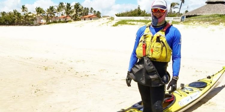 Canoísta sai em missão de atravessar litoral brasileiro e passa por praias do Ceará