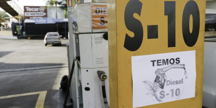 Petrobras reduz preço do diesel nas refinarias em R$ 0,08