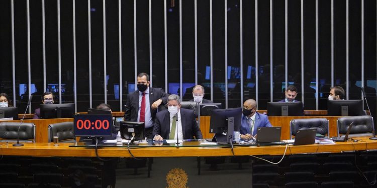 Câmara aprova projeto de lei que torna escolas serviços essenciais