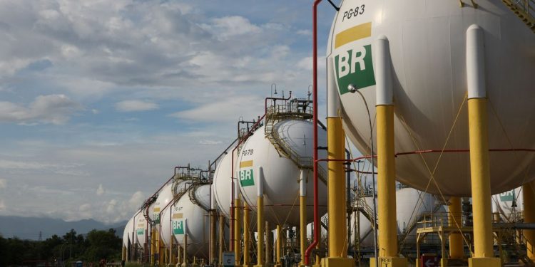 Petrobras reduz preços do diesel e da gasolina nas refinarias