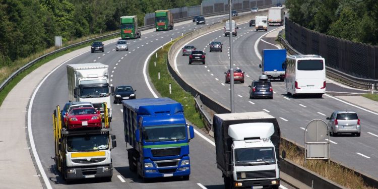 Em aceno a caminhoneiros, governo reduz de 13% para 10% a adição de biodiesel ao óleo diesel