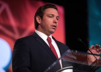 Homens armados matam duas pessoas e ferem mais de 20 na Flórida