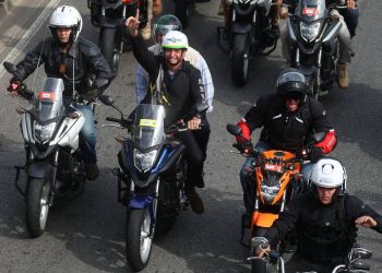 Bolsonaro passeia de moto e gera aglomeração no Rio após dizer que teve sintomas de Covid-19