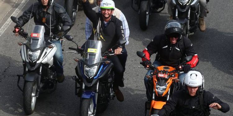 Bolsonaro passeia de moto e gera aglomeração no Rio após dizer que teve sintomas de Covid-19