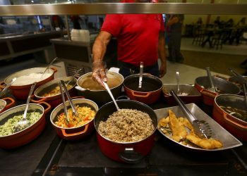 Com piora na pandemia, setor de serviços cai 4% em março