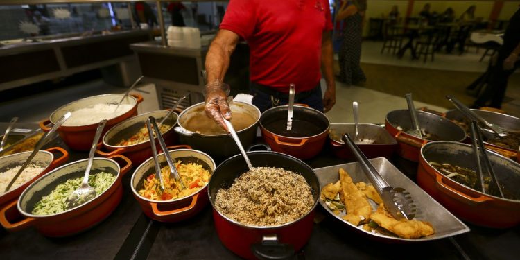 Com piora na pandemia, setor de serviços cai 4% em março