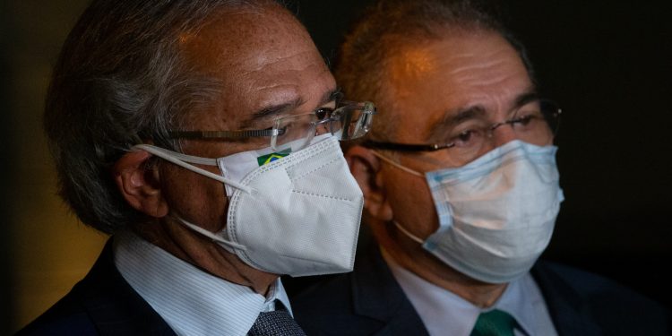 Ministros da Economia e da Saúde dizem que população será vacinada até o final do ano