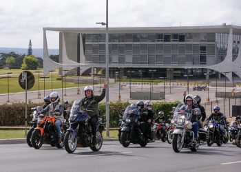 No Dia das Mães, Bolsonaro ignora regras sanitárias e gera aglomeração com motoqueiros em Brasília