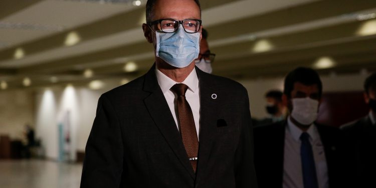 Presidente da Anvisa diz ser contra uso da cloroquina e confirma tentativa de mudar a bula do remédio