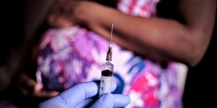 Especialistas sugerem que grávidas tomem vacina, mas evitem AstraZeneca