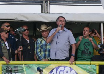 ‘Tem alguns idiotas que até hoje ficam em casa’, diz Bolsonaro sobre isolamento na pandemia