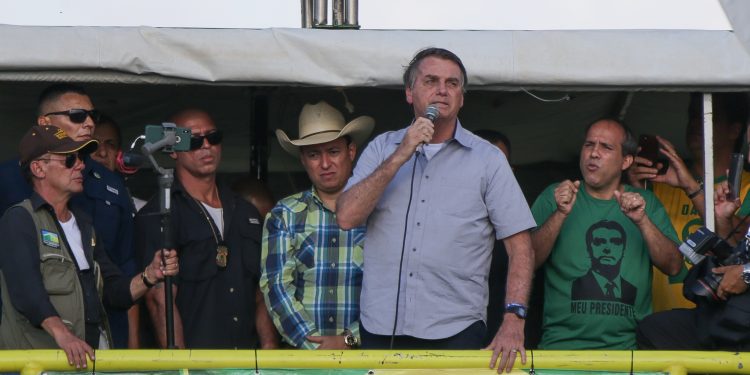‘Tem alguns idiotas que até hoje ficam em casa’, diz Bolsonaro sobre isolamento na pandemia