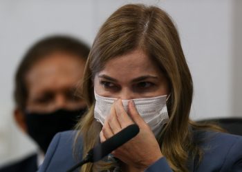 Secretária defende cloroquina à CPI e contradiz versões de Pazuello sobre tratamento e crise no AM