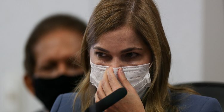 Secretária defende cloroquina à CPI e contradiz versões de Pazuello sobre tratamento e crise no AM