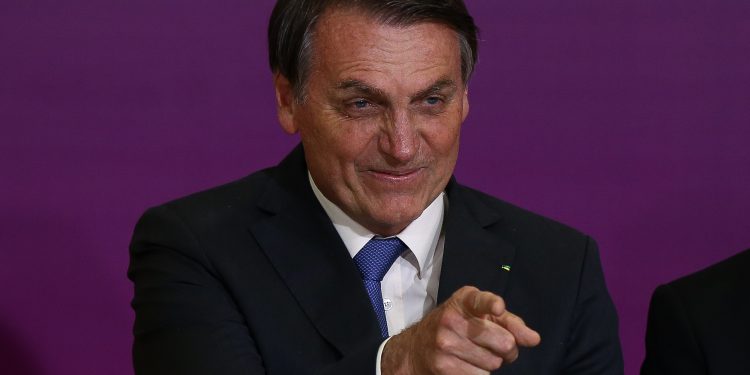 Bolsonaro diz que Petrobras estuda medida para dar previsibilidade a preço de combustível