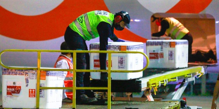 Covid-19: Ceará recebe 240,2 mil doses da vacina AstraZeneca e aguarda mais de 25 mil da Pfizer