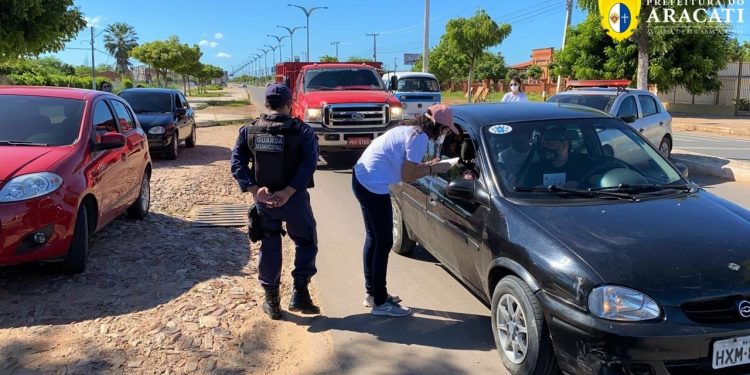 Maio Amarelo: Secretaria de Saúde e Guarda Municipal realizam ação de conscientização no trânsito nas ruas de Aracati