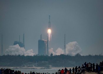 Parte de 20 toneladas de foguete chinês cairá na Terra até amanhã