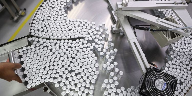 Insumos para vacina CoronaVac chegam ao Brasil dia 26 de maio