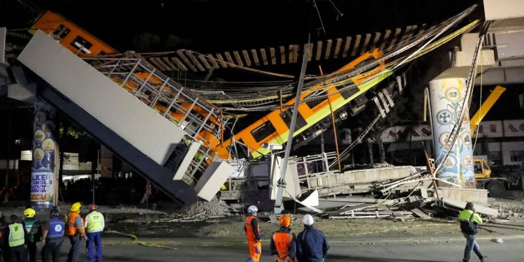 México: queda de viaduto por onde passava metrô deixa mortos e feridos